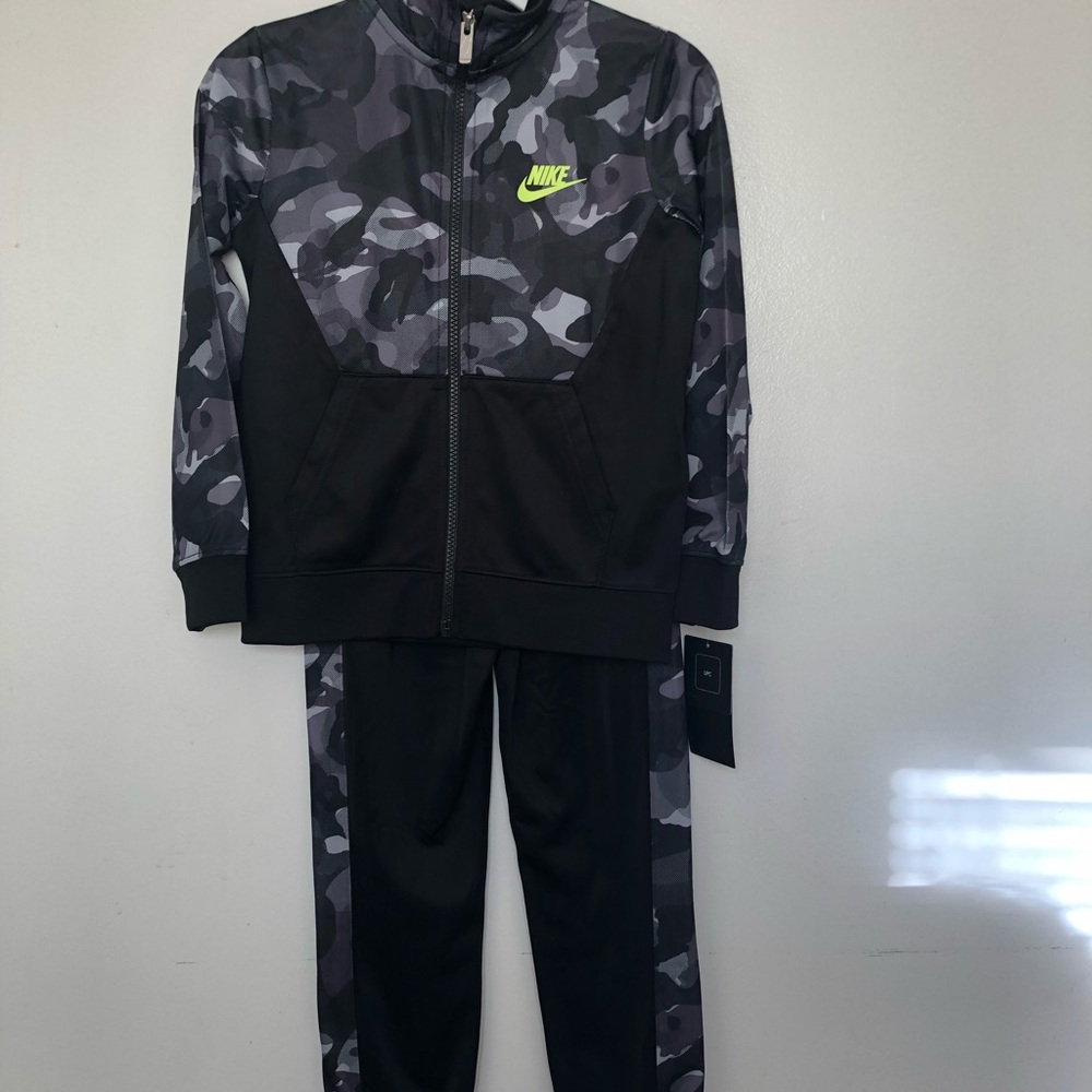 Nike sweatsuit Boys NWOT